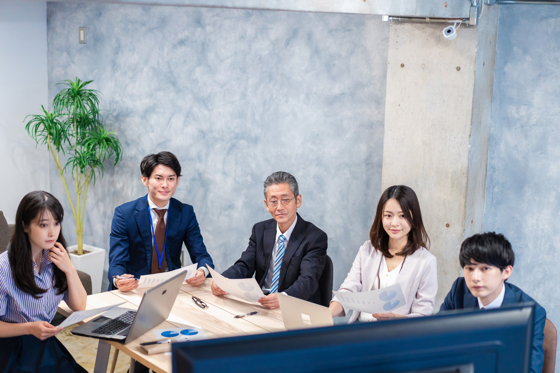 会議で話し合うスタッフたち